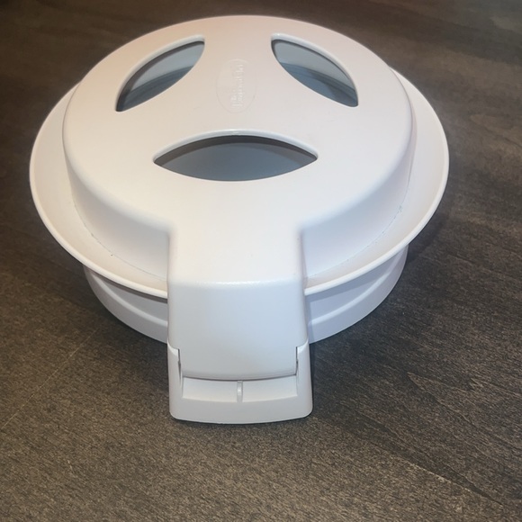 The Pampered Chef - Close & Cut - Keeps Food In Place and Hands Safe - Picture 6 of 7